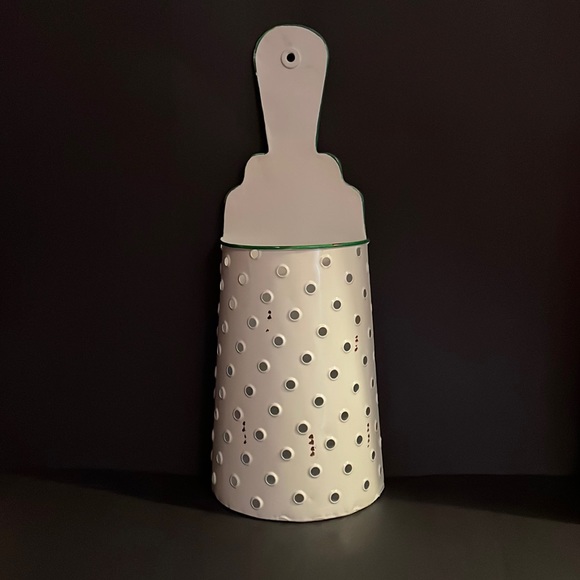 White Farmhouse Planter - Picture 1 of 4